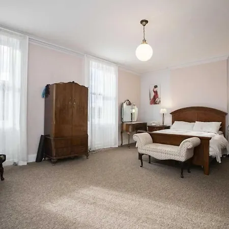 Spectacular 5 Bed Period Holiday home